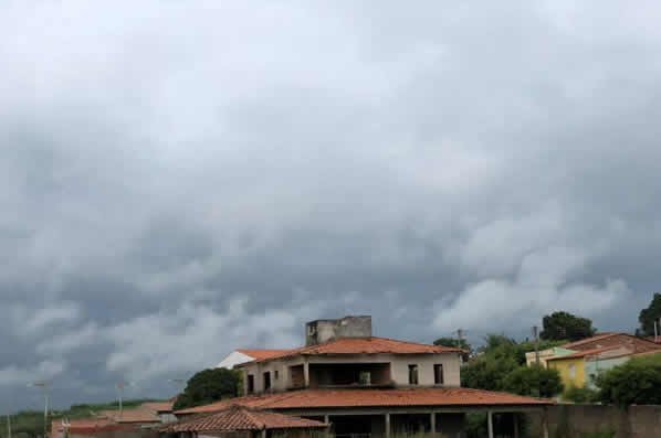 Segunda-feira chega com previsão de céu nublado com eventos de chuva no litoral, no Maciço de Baturité e na Ibiapaba